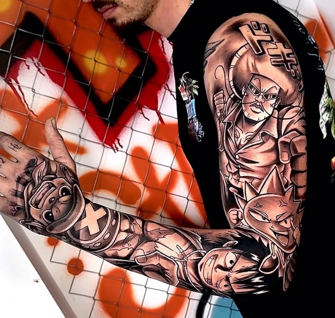 Tatuaje anime en blanco y negro por Adrián en Twin Bros Tattoo