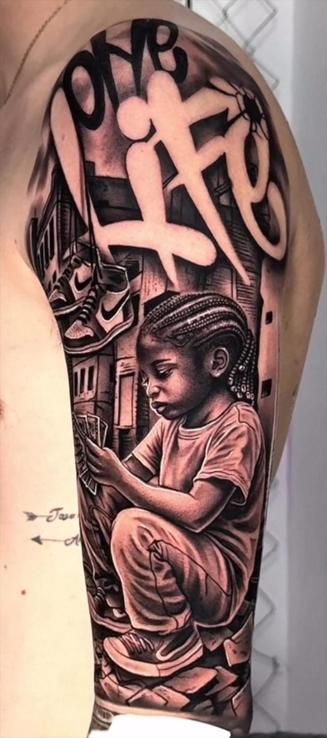 Tatuaje de realismo en blanco y negro por Adrián en Twin Bros Tattoo