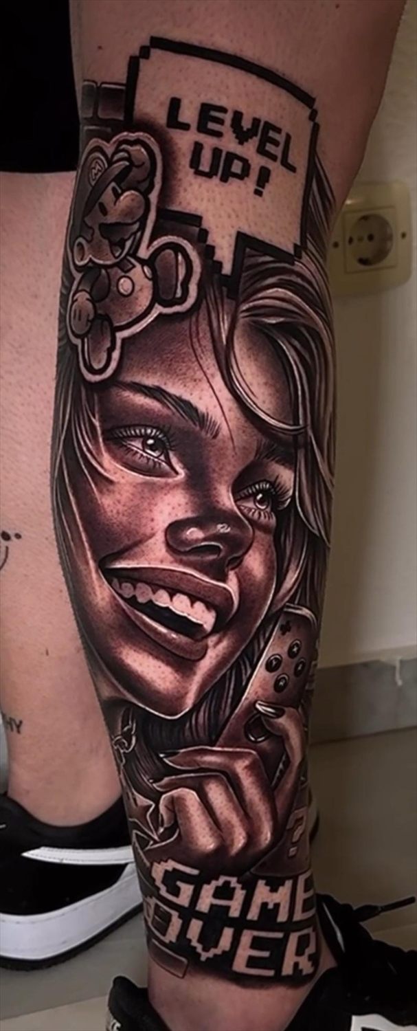 Tatuaje de realismo en blanco y negro por Adrián en Twin Bros Tattoo