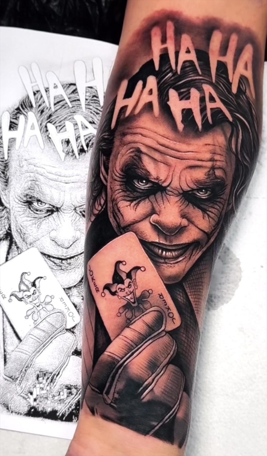 Tatuaje de realismo en blanco y negro por Adrián en Twin Bros Tattoo
