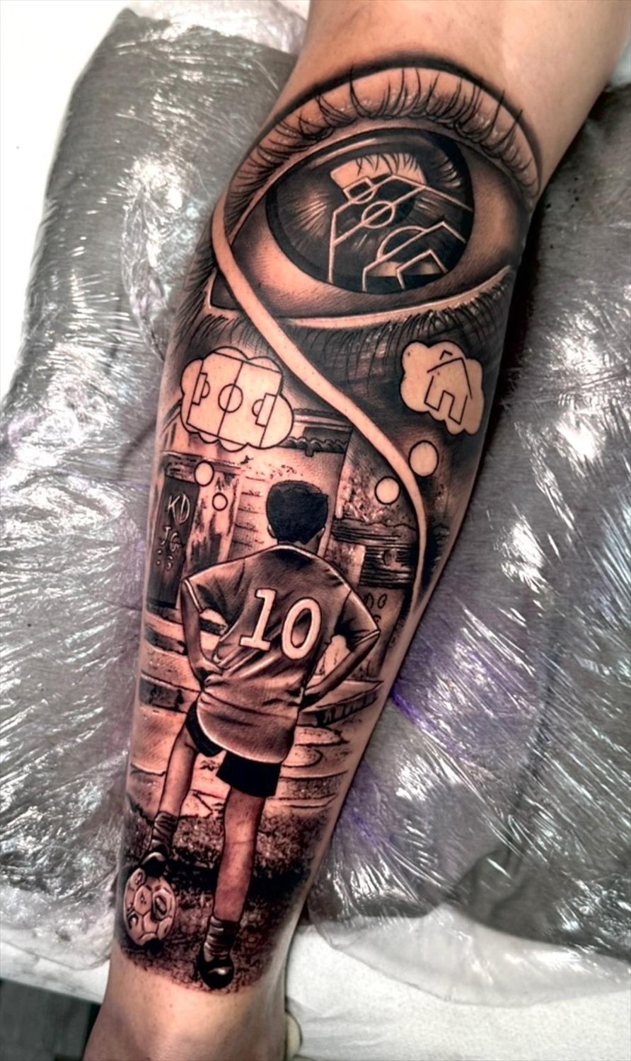 Tatuaje de realismo en blanco y negro por Adrián en Twin Bros Tattoo