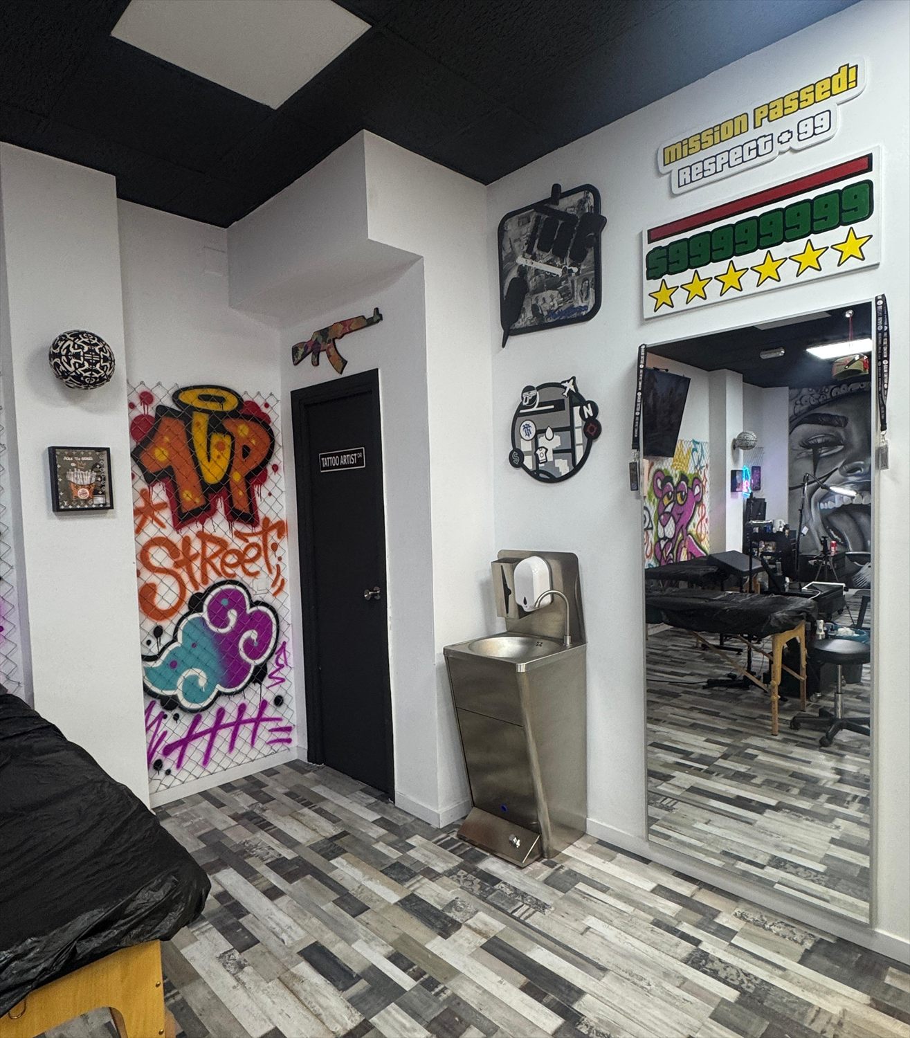 Estación de tatuaje en Twin Bros Tattoo
