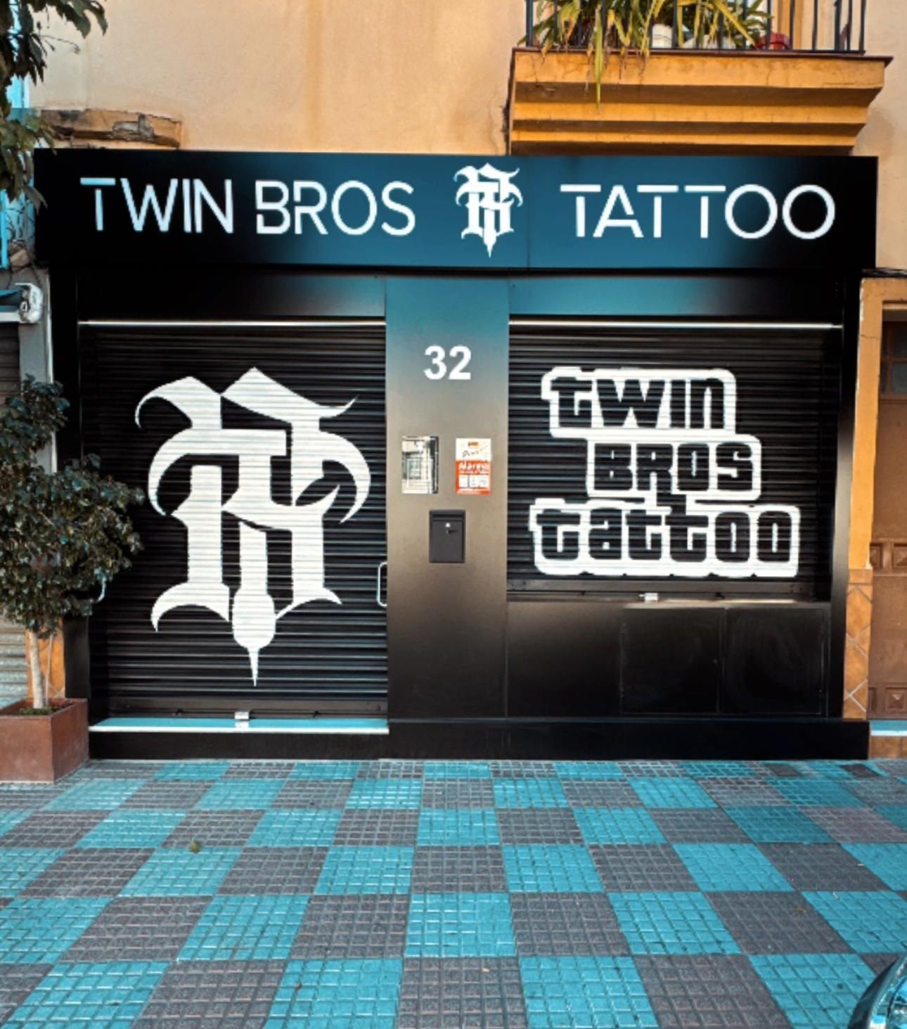 Fachada exterior de Twin Bros Tattoo en Alameda de Santa Eufemia, Tomares
