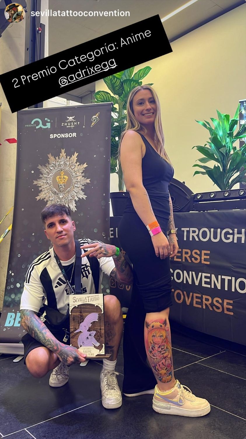 Artista Twin Bros con cliente y premio de tatuaje