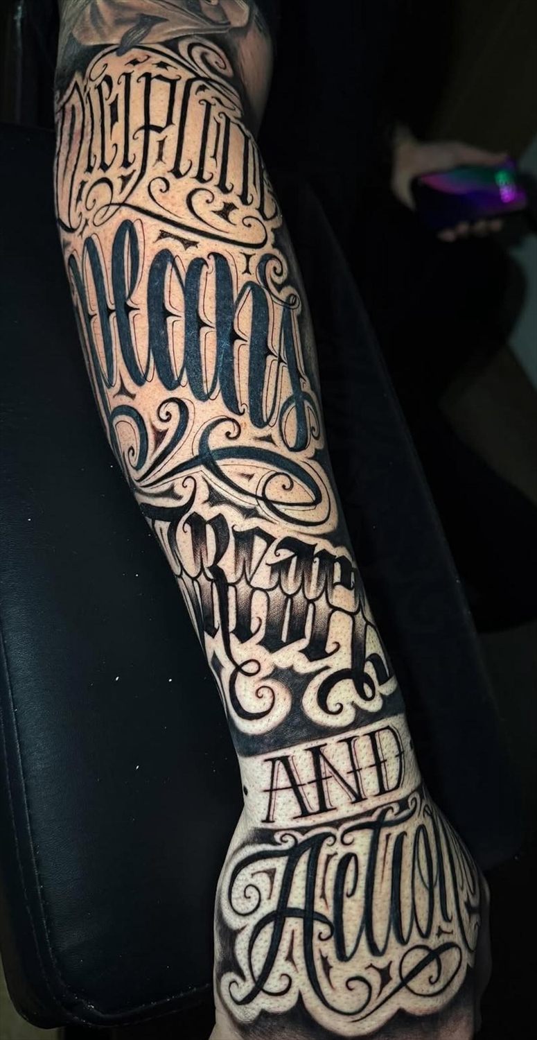 Tatuaje de lettering por Maranhas en Twin Bros Tattoo
