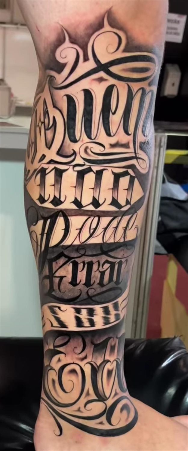 Tatuaje de lettering por Maranhas en Twin Bros Tattoo