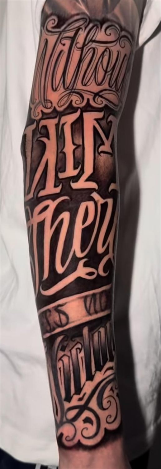 Tatuaje de lettering por Maranhas en Twin Bros Tattoo