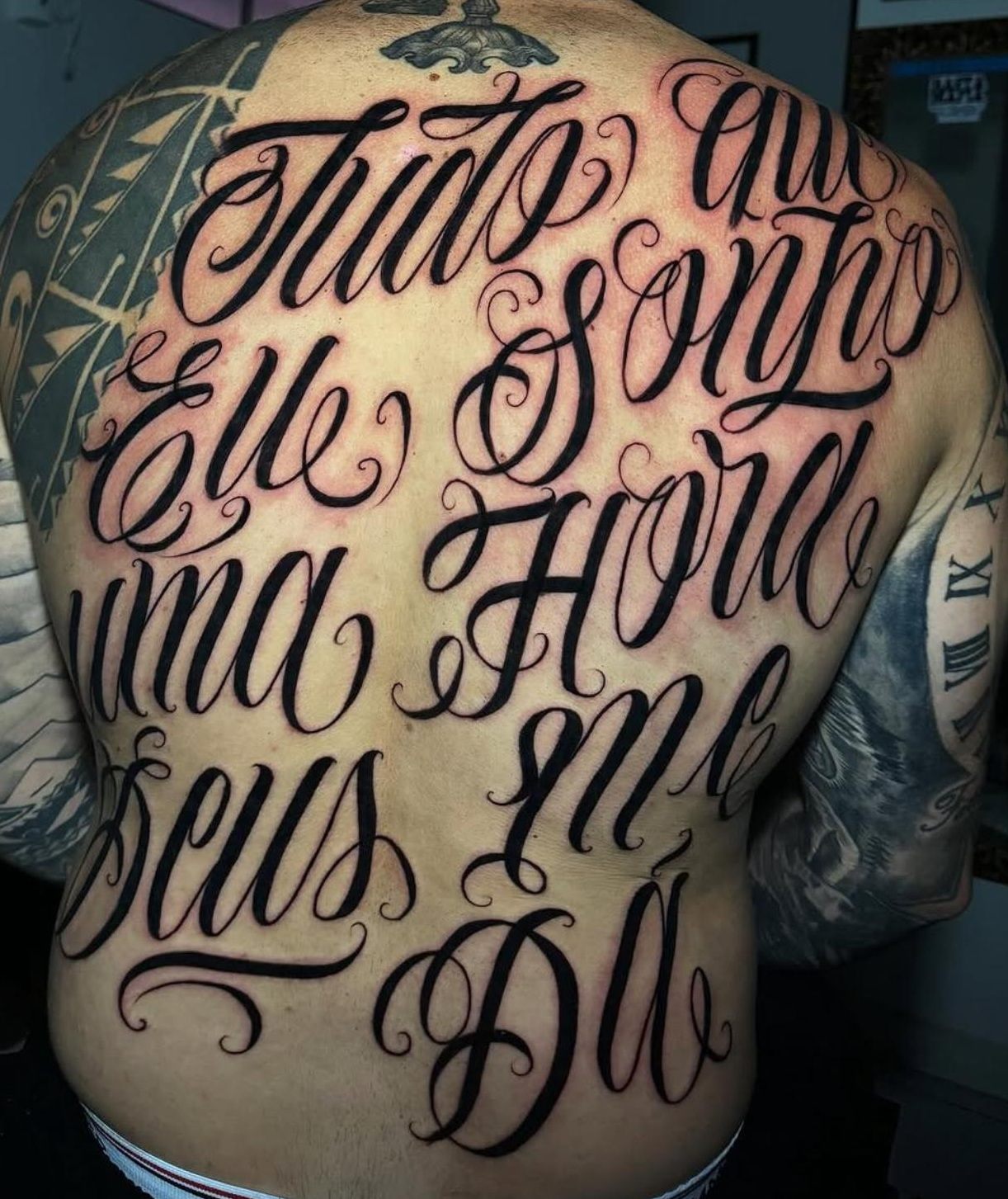 Tatuaje de lettering por Maranhas en Twin Bros Tattoo